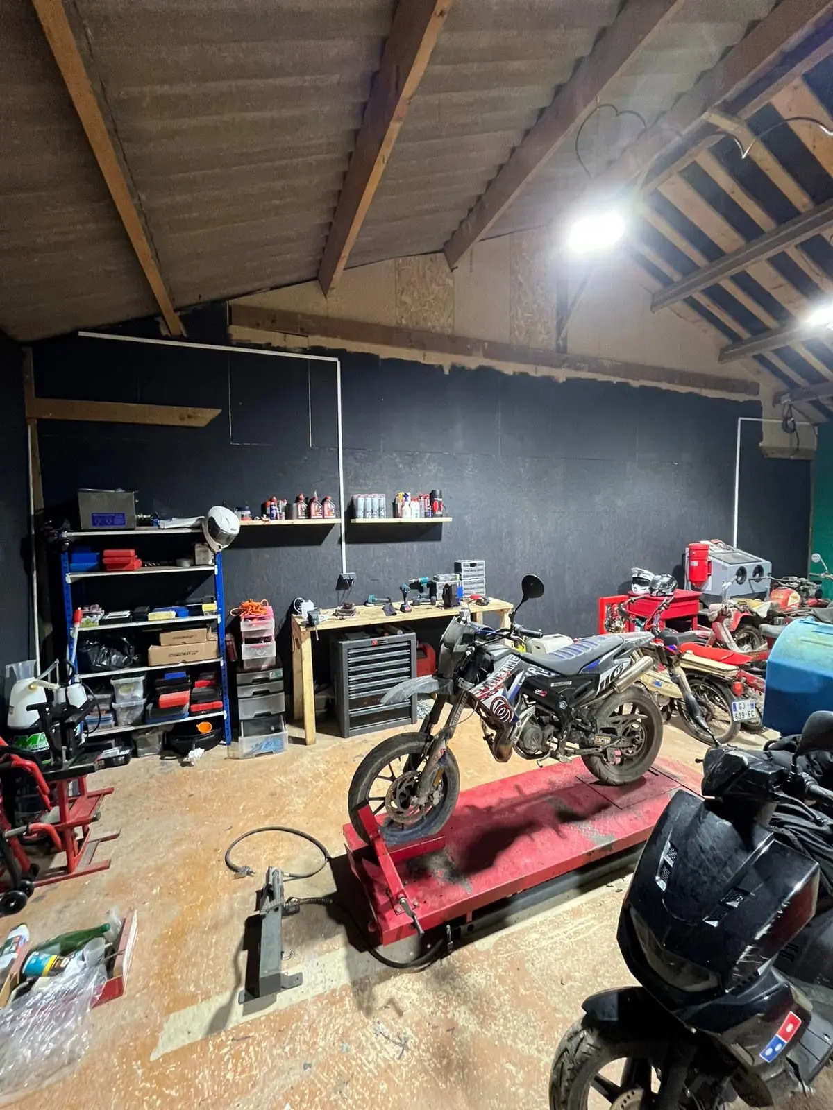 Vue de l'atelier de L'Atelier Rénove avec les motos en cours d'intervention