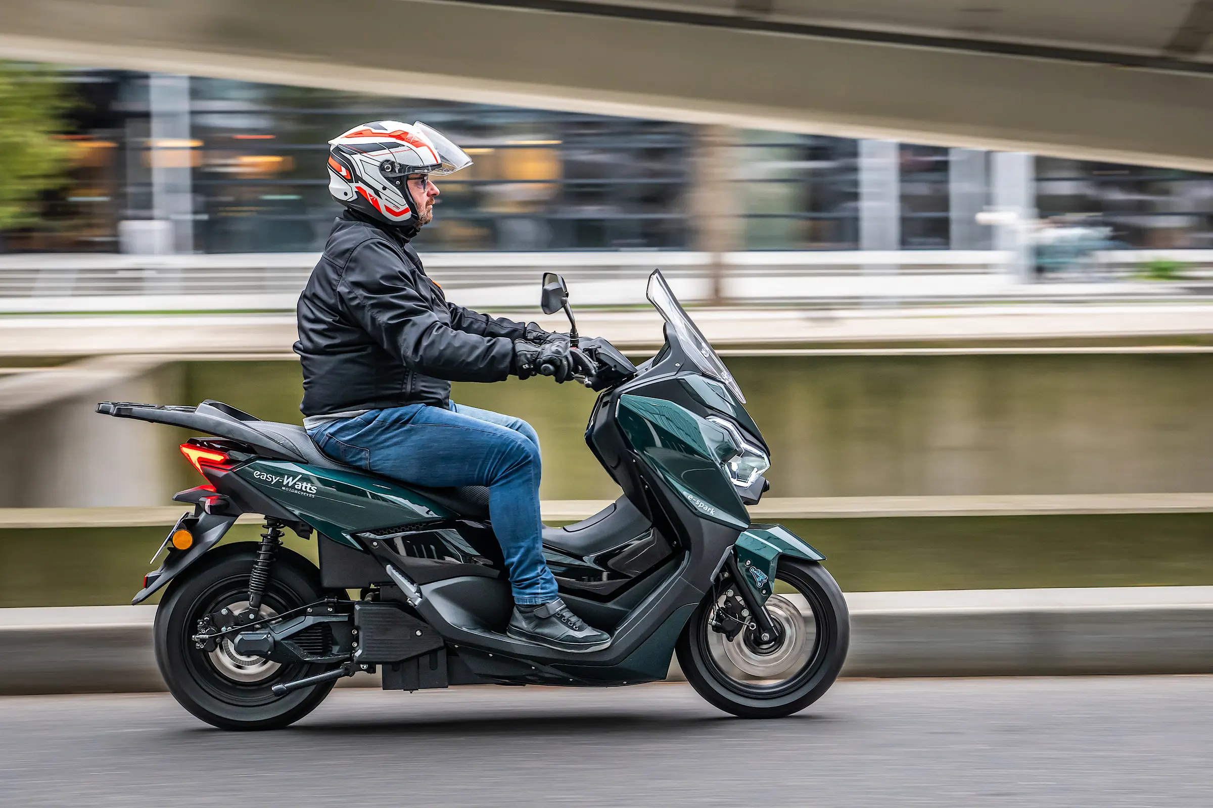 Scooter électrique Easy Watts e-Spark en ville